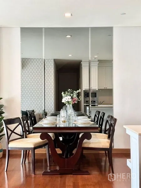 公寓 出租在Watthana, Bangkok - 正式餐区，六人木餐桌与摆盘，镜面墙。