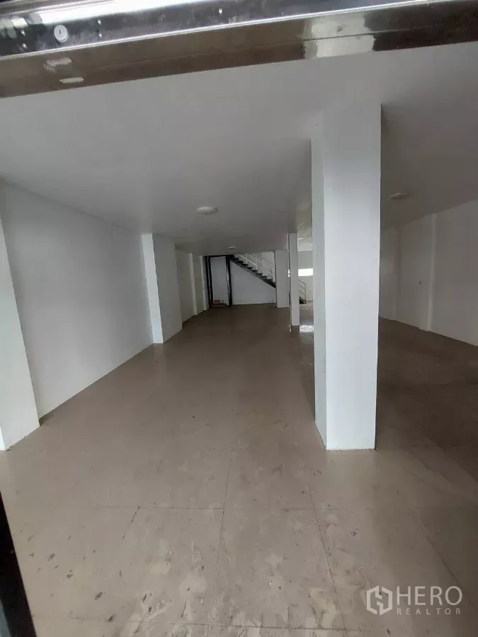 สำนักงานที่บ้าน ให้เช่าในYan Nawa, Bangkok - พื้นที่ชั้นล่างแบบเปิดของโฮมออฟฟิศ 2 คูหา พื้นกระเบื้องและเสา