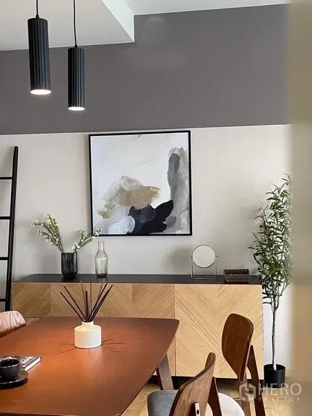 คอนโด ให้เช่าในWatthana, Bangkok - มุมทานอาหาร โต๊ะไม้ โคมไฟห้อย และตู้บิวท์อินพร้อมงานศิลป์