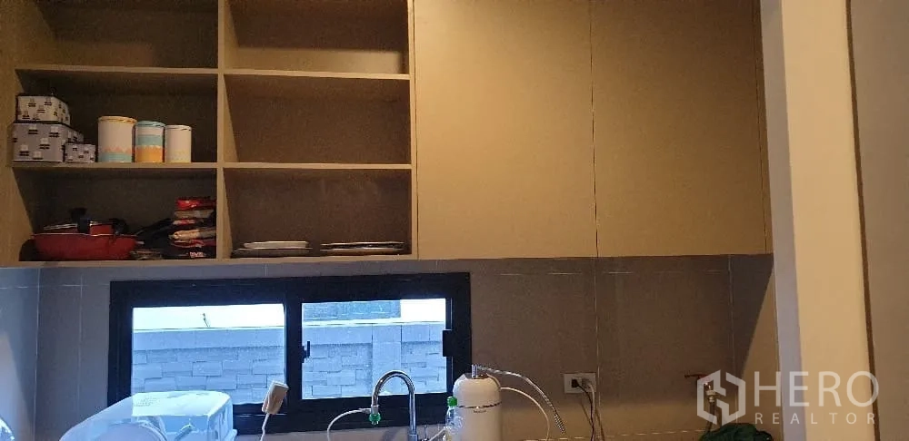 บ้าน ให้เช่าหรือขายในLam Luk Ka, Pathum Thani - ตู้เก็บของในครัว ชั้นเปิดโล่ง และหน้าต่างเหนืออ่าง