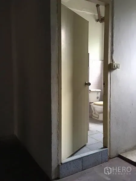 อาคารพาณิชย์ ให้เช่าในKhlong Toei, Bangkok - ห้องน้ำขนาดเล็ก มองเห็นชักโครกและผนังกระเบื้อง