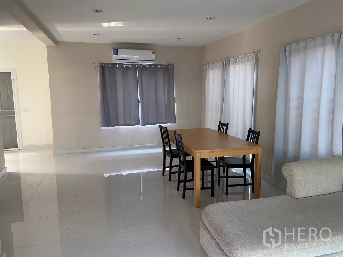 บ้าน ให้เช่าหรือขายในSuan Luang, Bangkok - ห้องนั่งเล่น–รับประทานอาหารกว้าง พื้นกระเบื้อง ผ้าม่าน และแอร์ผนัง