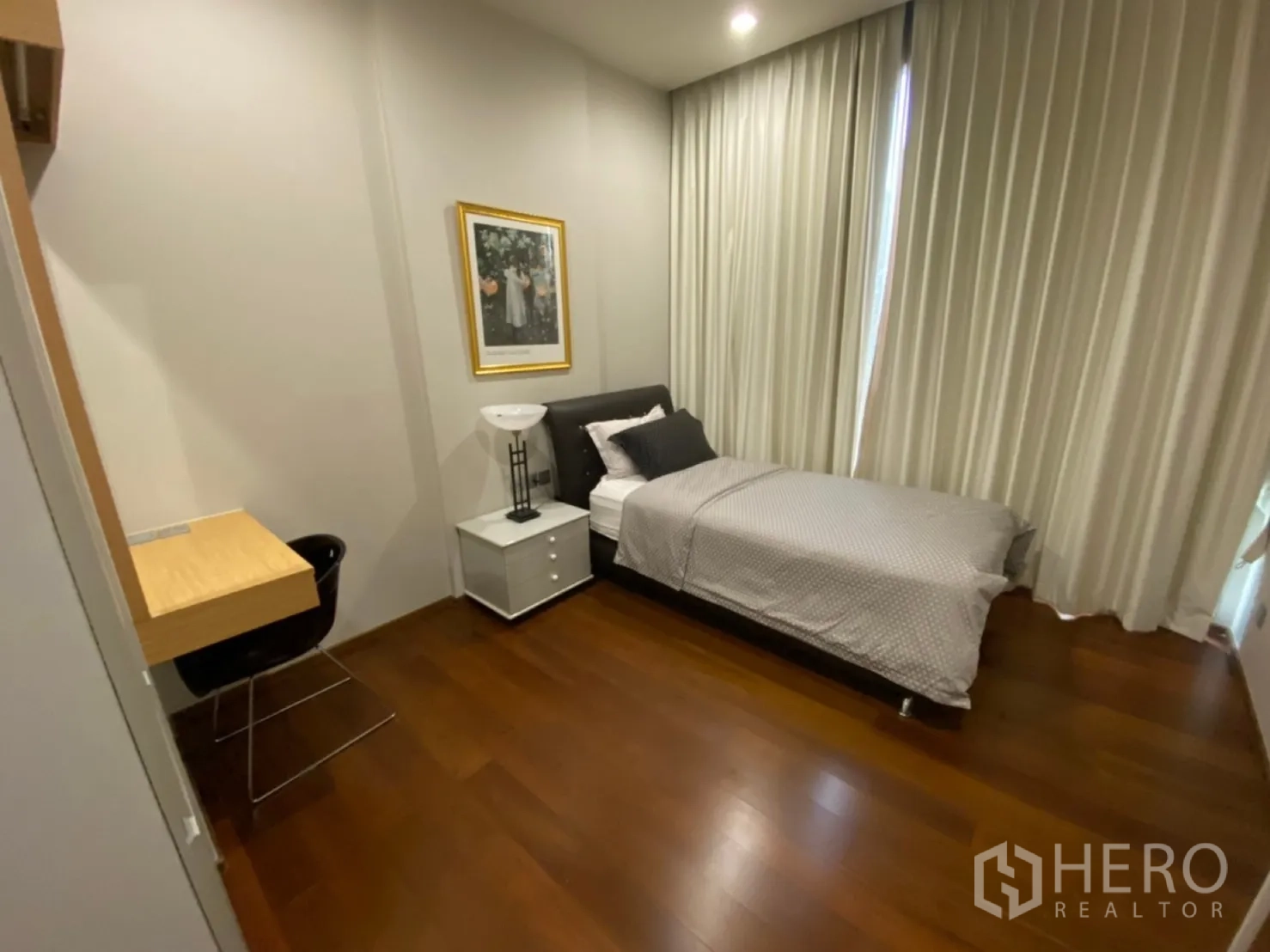 คอนโด ให้เช่าในWatthana, Bangkok - ห้องนอนรองพร้อมเตียงเดี่ยว โต๊ะทำงาน โต๊ะข้างเตียง และผ้าม่านสูง