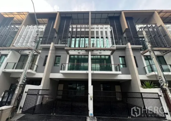 ทาวน์เฮาส์ ให้เช่าหรือขายในKhlong Toei, Bangkok - ด้านหน้าทาวน์เฮ้าส์สไตล์โมเดิร์นหลายชั้น ระเบียงกระจก ซี่กรองแสง และรั้วรอบขอบชิดริมถนน