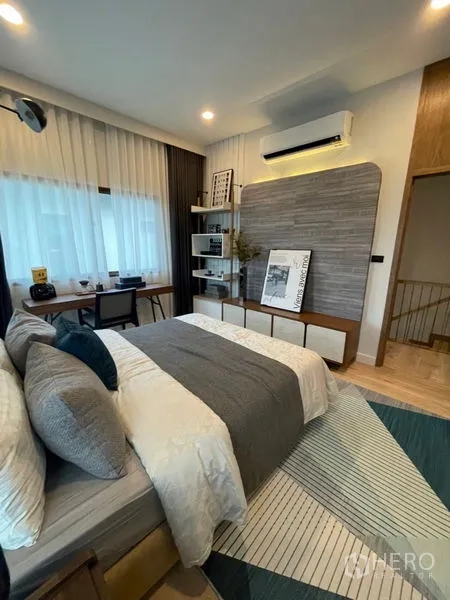 บ้าน ขายในBang Kapi, Bangkok - ห้องน้ำร่วมสมัย พร้อมตู้กระจกอาบน้ำ กระจกบานใหญ่ และผนังลายหิน