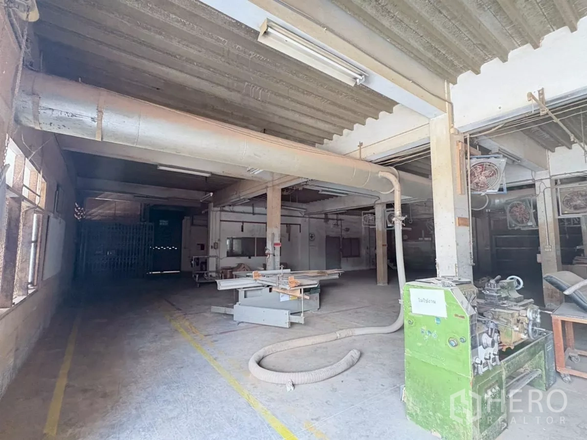 工厂 出租或出售在Bang Khun Thian, Bangkok - 车间内配有台锯、除尘管与工业设备。