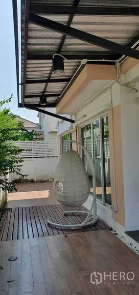 บ้าน ขายในKhan Na Yao, Bangkok - เฉลียงข้างบ้านปูพื้นไม้ มีกันสาด และเก้าอี้แขวนทรงไข่