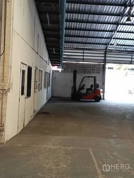 คลังสินค้า ให้เช่าในMueang Samut Prakan, Samut Prakan - ภายในโกดังหลังคาสูง พื้นคอนกรีต มีห้องสำนักงานด้านข้างและรถโฟล์คลิฟท์จอดใกล้ทางโหลดสินค้า ในสมุทรปราการ