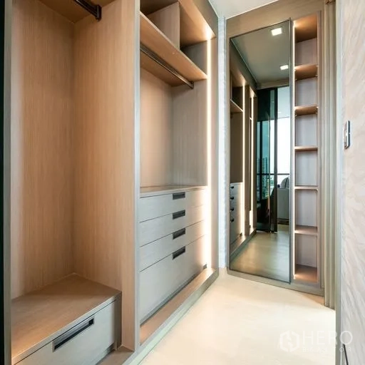 คอนโด ให้เช่าหรือขายในWatthana, Bangkok - ห้องแต่งตัววอล์กอินพร้อมตู้เสื้อผ้าไม้บิลต์อิน ลิ้นชัก และกระจกเต็มตัว