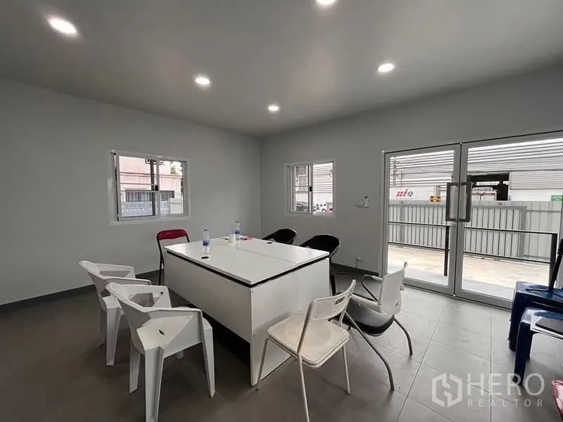 Factory for rent in Khlong Luang, Pathum Thani - Bright office meeting room with tiled floor, windows and glass sliding doors.