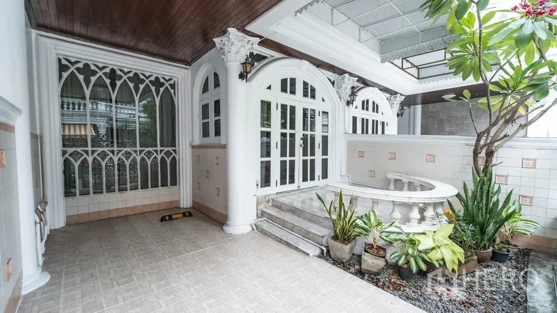 ทาวน์เฮาส์ ให้เช่าในWatthana, Bangkok - เฉลียงและที่จอดรถหน้าบ้าน มีซุ้มโค้ง บันได และกระถางต้นไม้