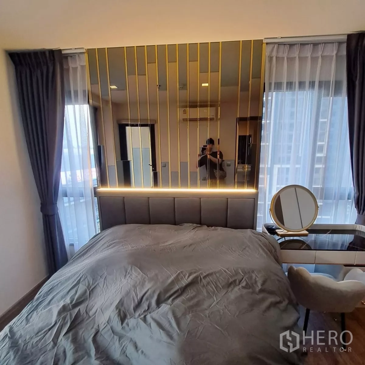 คอนโด ให้เช่าในChatuchak, Bangkok - ผนังหัวเตียงกระจกคาดทอง โต๊ะเครื่องแป้ง และผ้าม่านโปร่งในห้องนอนหลัก