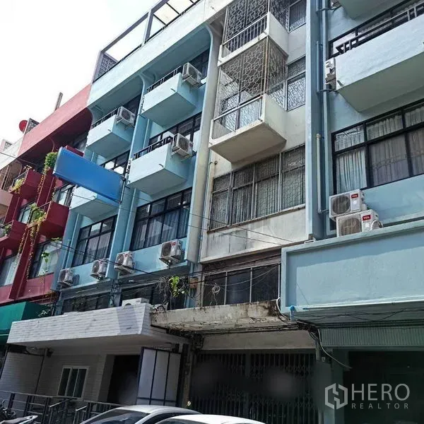 อาคารพาณิชย์ ให้เช่าในKhlong Toei, Bangkok - ด้านหน้าแถวอาคารพาณิชย์หลายชั้น มีระเบียงและคอมเพรสเซอร์แอร์