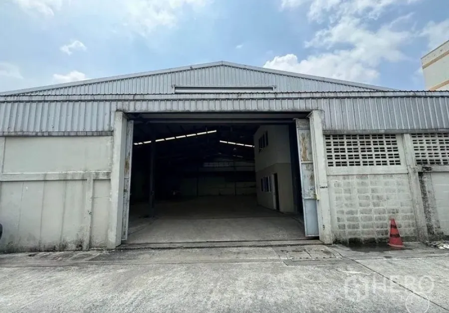 คลังสินค้า ให้เช่าในWatthana, Bangkok - ด้านหน้าอาคารอุตสาหกรรม ช่องเปิดขนาดใหญ่สำหรับรถบรรทุก