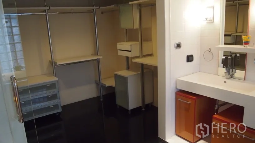 คอนโด ให้เช่าในKhlong Toei, Bangkok - ห้องแต่งตัวแบบวอล์กอินพร้อมโต๊ะเครื่องแป้ง ชั้นและลิ้นชักจัดเก็บของ และประตูกระจก