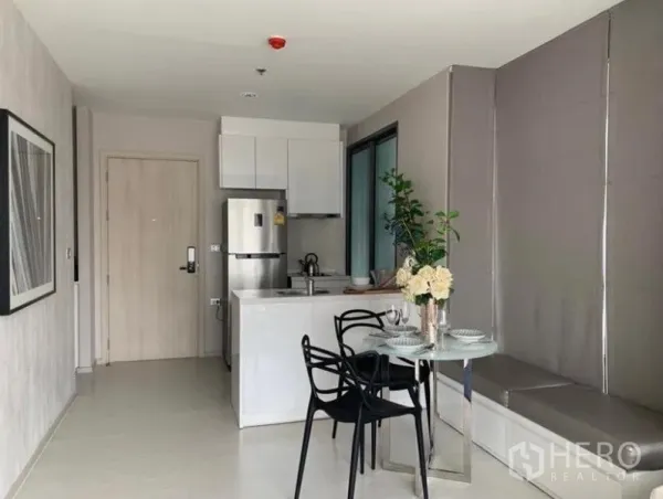 คอนโด ให้เช่าในKhlong Toei, Bangkok - ครัวสมัยใหม่กะทัดรัดพร้อมตู้เย็น ไอแลนด์อ่างล้างจาน และโต๊ะทานอาหารข้างหน้าต่างบานใหญ่