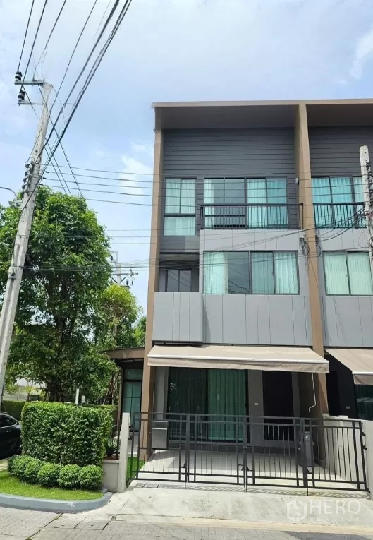 ทาวน์เฮาส์ ให้เช่าในSaphan Sung, Bangkok - ทาวน์โฮมห้องมุมสูง 3 ชั้น พร้อมรั้วและที่จอดรถหน้าบ้าน