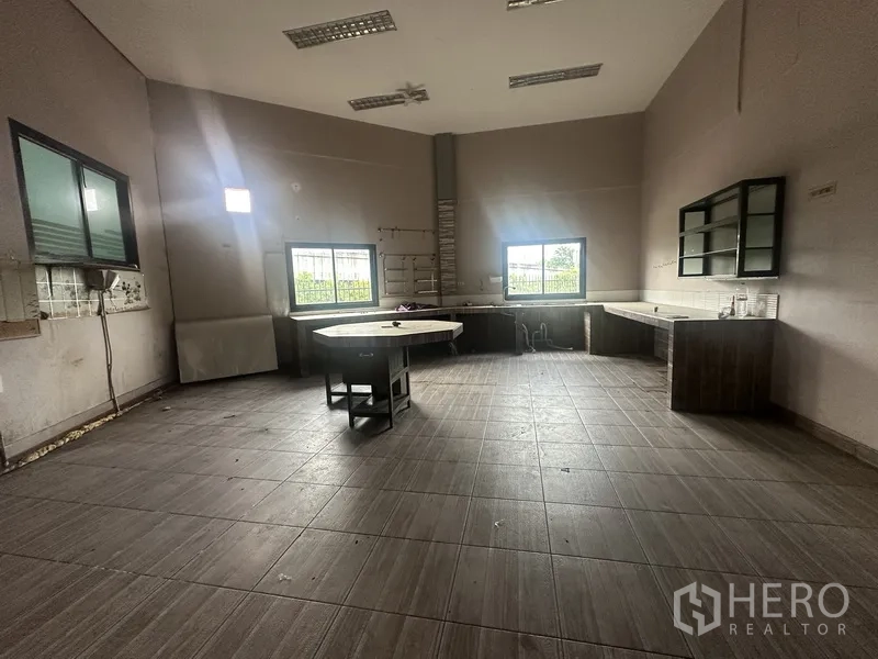 独立商业地产 出租在Prawet, Bangkok - 宽敞厨房/工作间，四周操作台与挑高天花