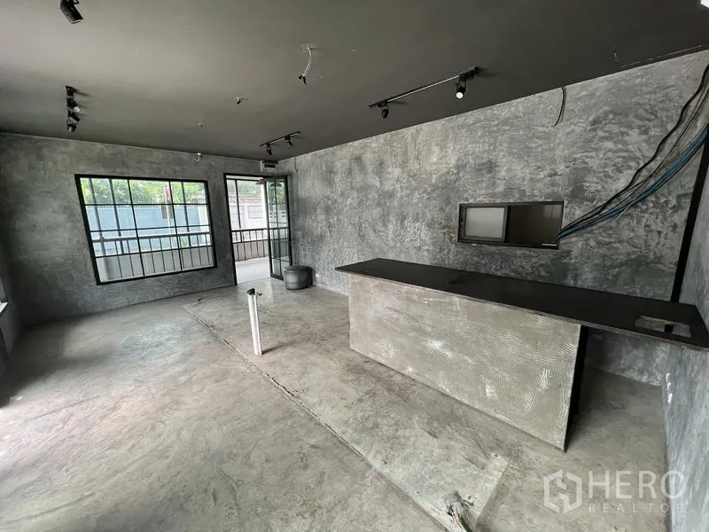 零售空间 出租在Watthana, Bangkok - 开放式店铺空间，水泥墙面、大窗与吧台，待装修。