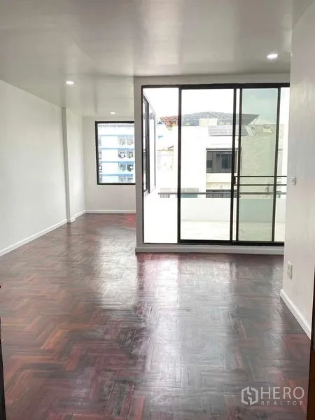 สำนักงานที่บ้าน ให้เช่าหรือขายในSuan Luang, Bangkok - ห้องยาวโปร่ง มีประตูกระจกสไลด์ออกสู่ระเบียง พื้นลายไม้