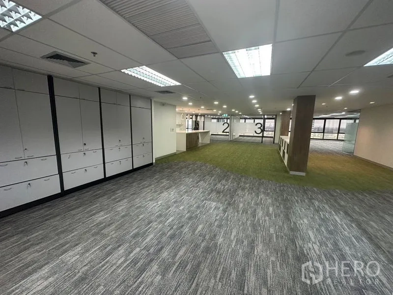 办公空间 出租在Khlong Toei, Bangkok - 休闲区带储物柜、长条茶水吧台和吊灯。