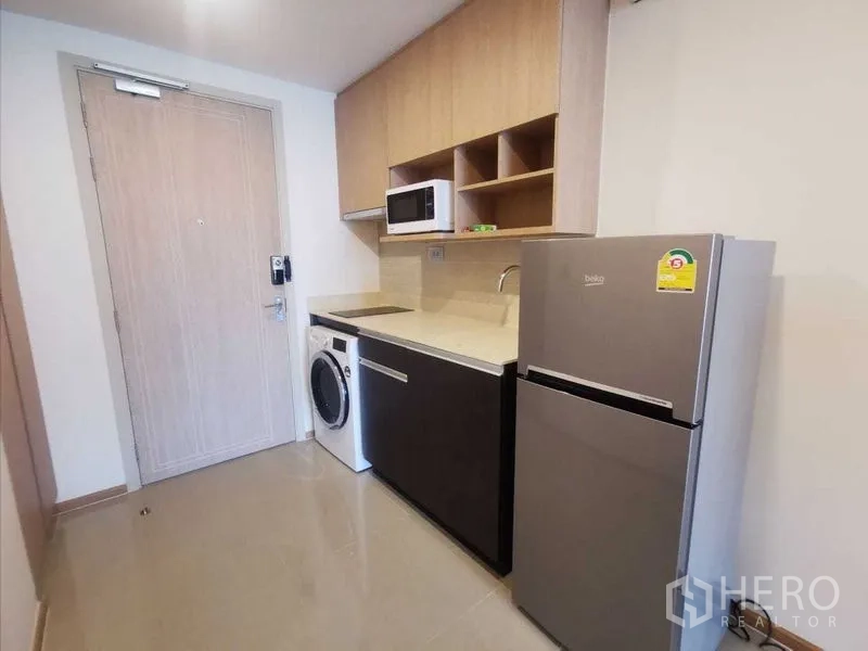 คอนโด ให้เช่าในRatchathewi, Bangkok - ครัวขนาดกะทัดรัด พร้อมตู้เย็น ไมโครเวฟ และเครื่องซักผ้า