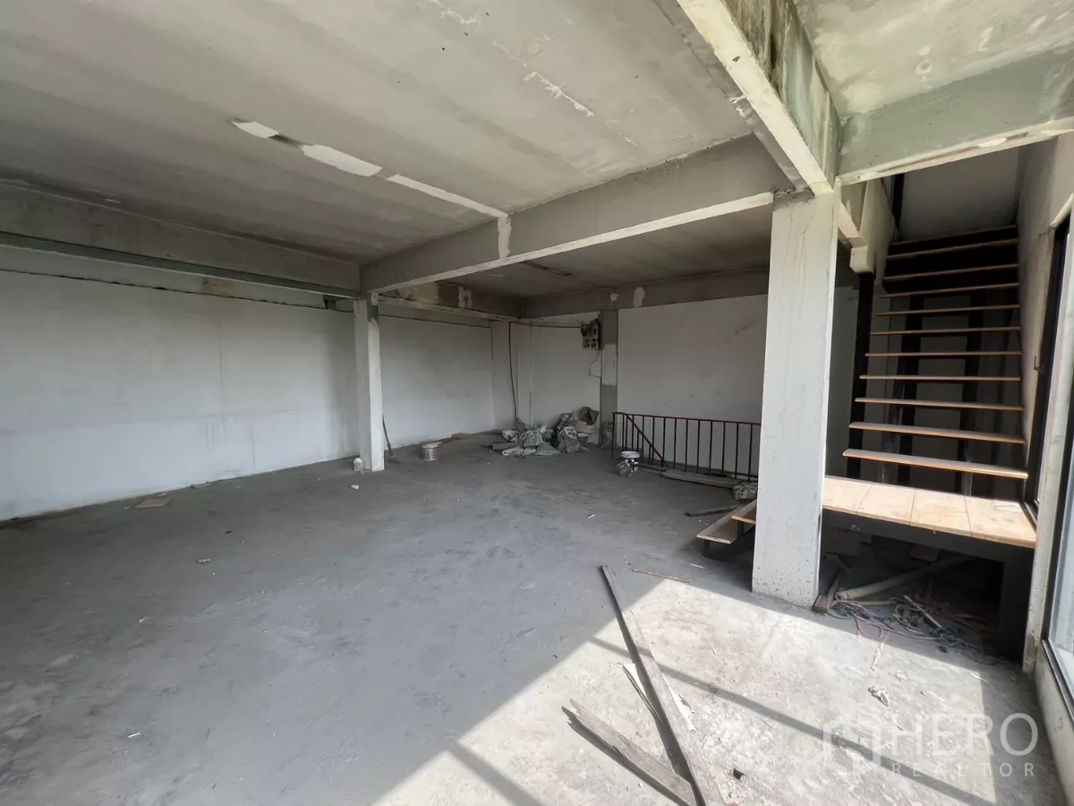 店屋 出售在Suan Luang, Bangkok - 未完工楼层，开放楼梯、混凝土顶与长墙面。