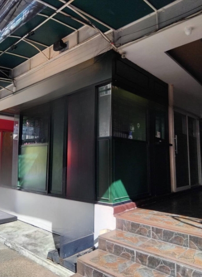 พื้นที่ขายปลีก ให้เช่าในWatthana, Bangkok - ห้องมุมติดบันได มีกันสาดและกระจกทึบ หันหน้าออกสู่ซอยสุขุมวิทที่คึกคัก