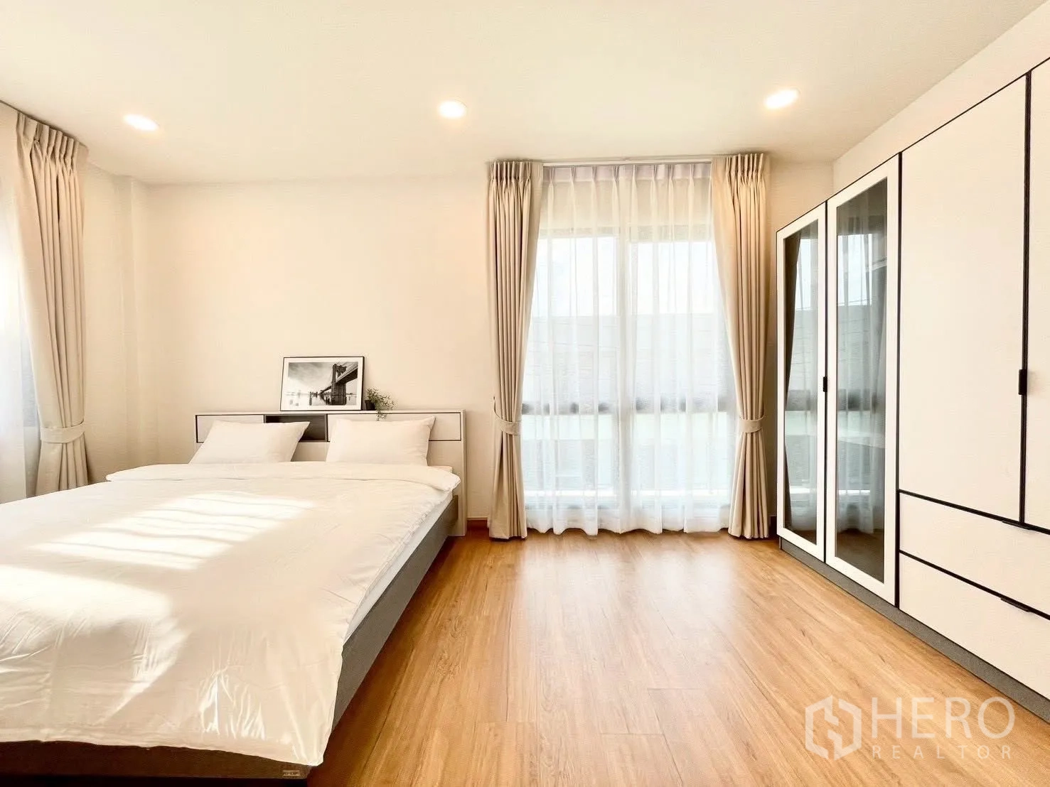 Detached House for rent in Bang Phli, Samut Prakan - Bedroom with double bed, wardrobe, and sheer curtains.