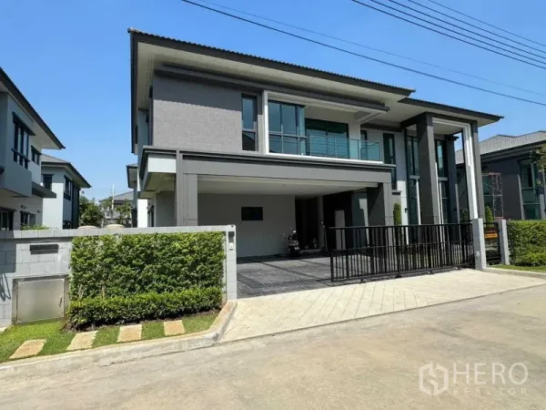 Detached House for rent in Khlong Sam Wa, Bangkok - Modern two-storey detached house with gated driveway, covered carport and balcony in Khlong Sam Wa, Bangkok.