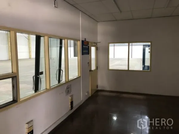 คลังสินค้า ให้เช่าในMueang Samut Prakan, Samut Prakan - ออฟฟิศภายในขนาดเล็ก มีหน้าต่างมองเห็นพื้นโกดังหลักและประตูออกสู่พื้นที่ขนถ่าย.