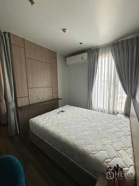 คอนโด ให้เช่าหรือขายในWatthana, Bangkok - ห้องนอนสว่างพร้อมเตียงควีน เฮดบอร์ดบิวท์อิน แอร์ และผ้าม่านโปร่ง