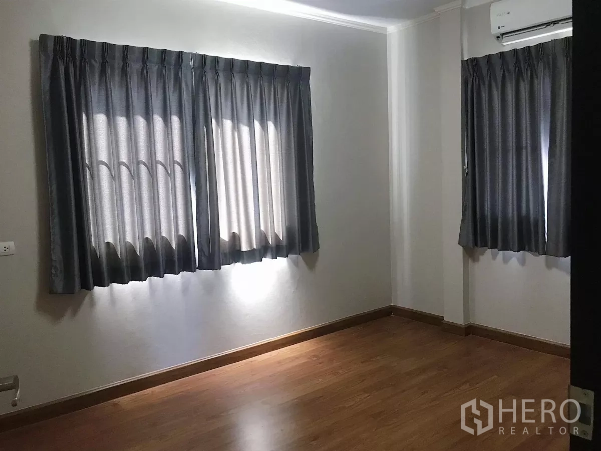 บ้าน ขายในLat Krabang, Bangkok - ห้องนอนอบอุ่น พื้นไม้ แอร์ หน้าต่างคู่พร้อมผ้าม่านทึบแสง