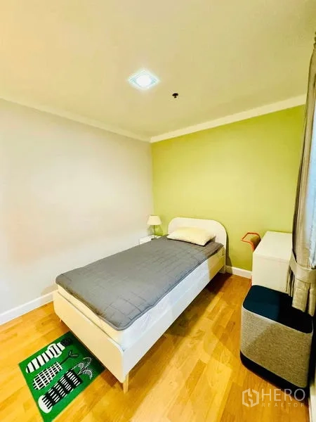 คอนโด ให้เช่าในKhlong Toei, Bangkok - ห้องนอนเดี่ยวอบอุ่น ผนังแต่งสีเขียว พื้นไม้