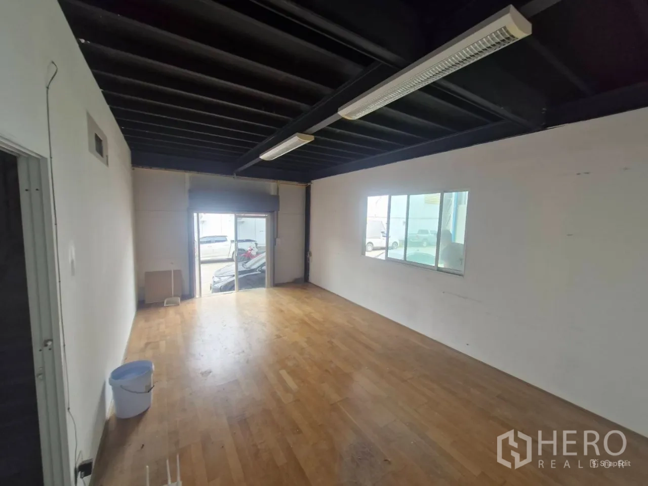 คลังสินค้า ให้เช่าในThung Khru, Bangkok - ห้องออฟฟิศสว่างพื้นไม้หน้าต่างและไฟฟลูออเรสเซนต์