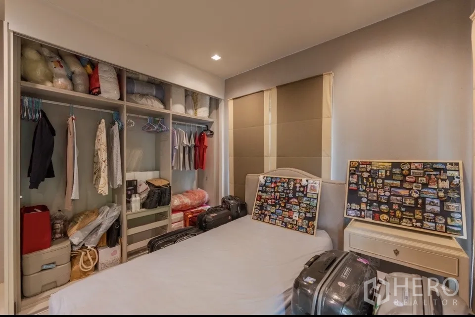 Detached House for rent or sale in Bang Kapi, Bangkok - Bedroom with built-in open wardrobes and bed.