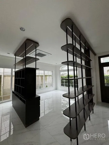 Detached House for rent - Bright living area with marble-look floors and open black shelving partition
