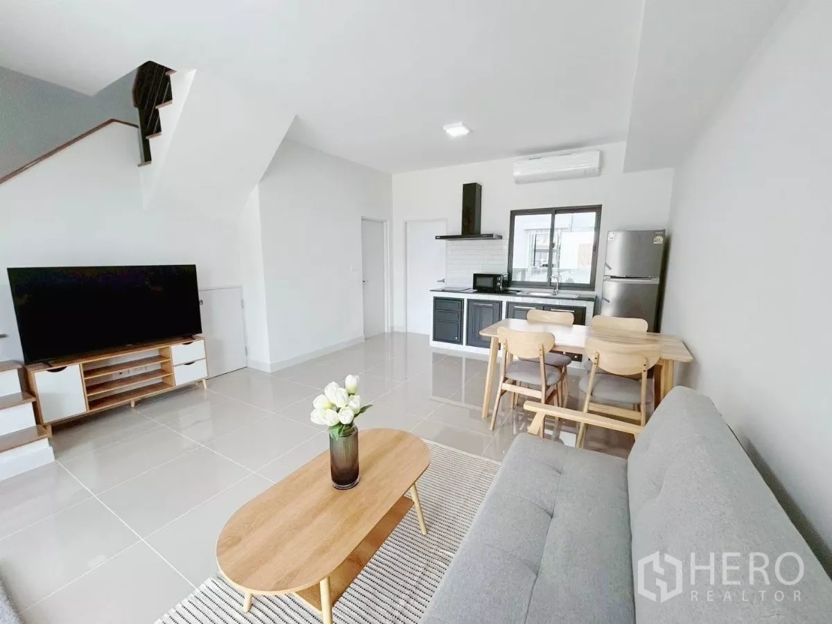 ทาวน์เฮาส์ ให้เช่าในBang Phli, Samut Prakan - พื้นที่รับแขก–ทานอาหารและครัวแบบโอเพ่น แสงสว่าง พื้นกระเบื้อง พร้อมโซฟาและทีวี