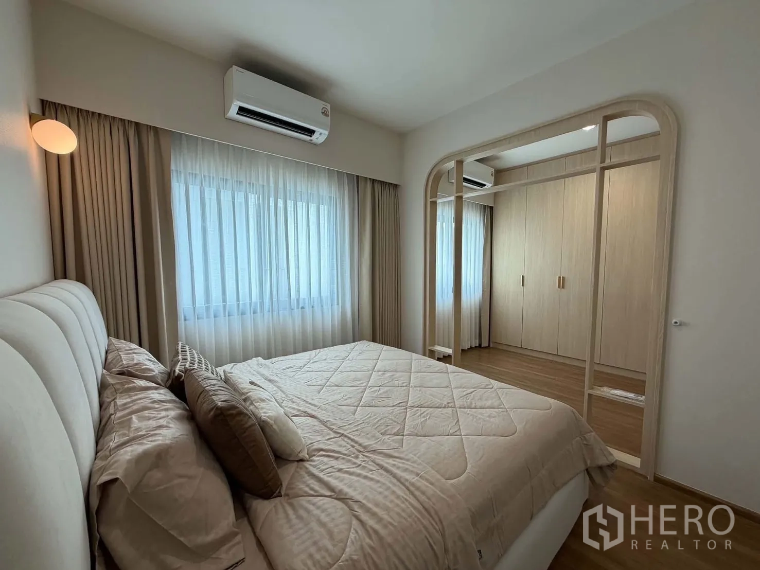 联排别墅 for rent in Bang Phli, Samut Prakan - 卧室配柔色窗帘、床与整面衣柜墙。