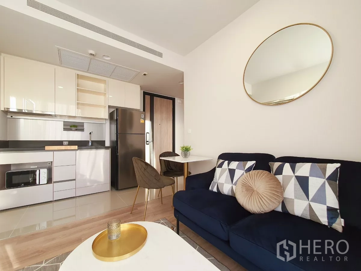 คอนโด ให้เช่าในKhlong Toei, Bangkok - ครัวเปิดหน้าบานเงา ตู้เย็น และมุมโซฟาอบอุ่น