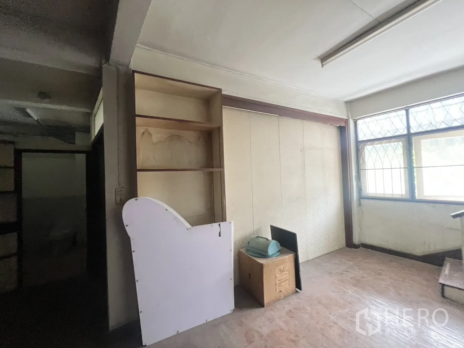 อาคารพาณิชย์ ให้เช่าในWatthana, Bangkok - ห้องขนาดเล็ก มีเหล็กดัดและชั้นเก็บของ สภาพพร้อมปรับปรุง