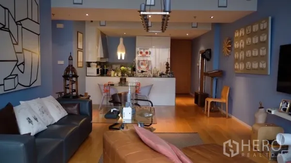 公寓 出租或出售在Sathon, Bangkok - 开放式客厅，蓝色墙面与木地板，吊灯，连接厨房。