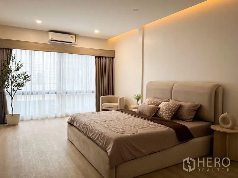 ทาวน์เฮาส์ ให้เช่าหรือขาย - ห้องนอนกว้าง พร้อมหน้าต่างบานใหญ่ ผ้าม่านโปร่ง และแอร์ ในทาวน์เฮ้าส์ย่านวัฒนา