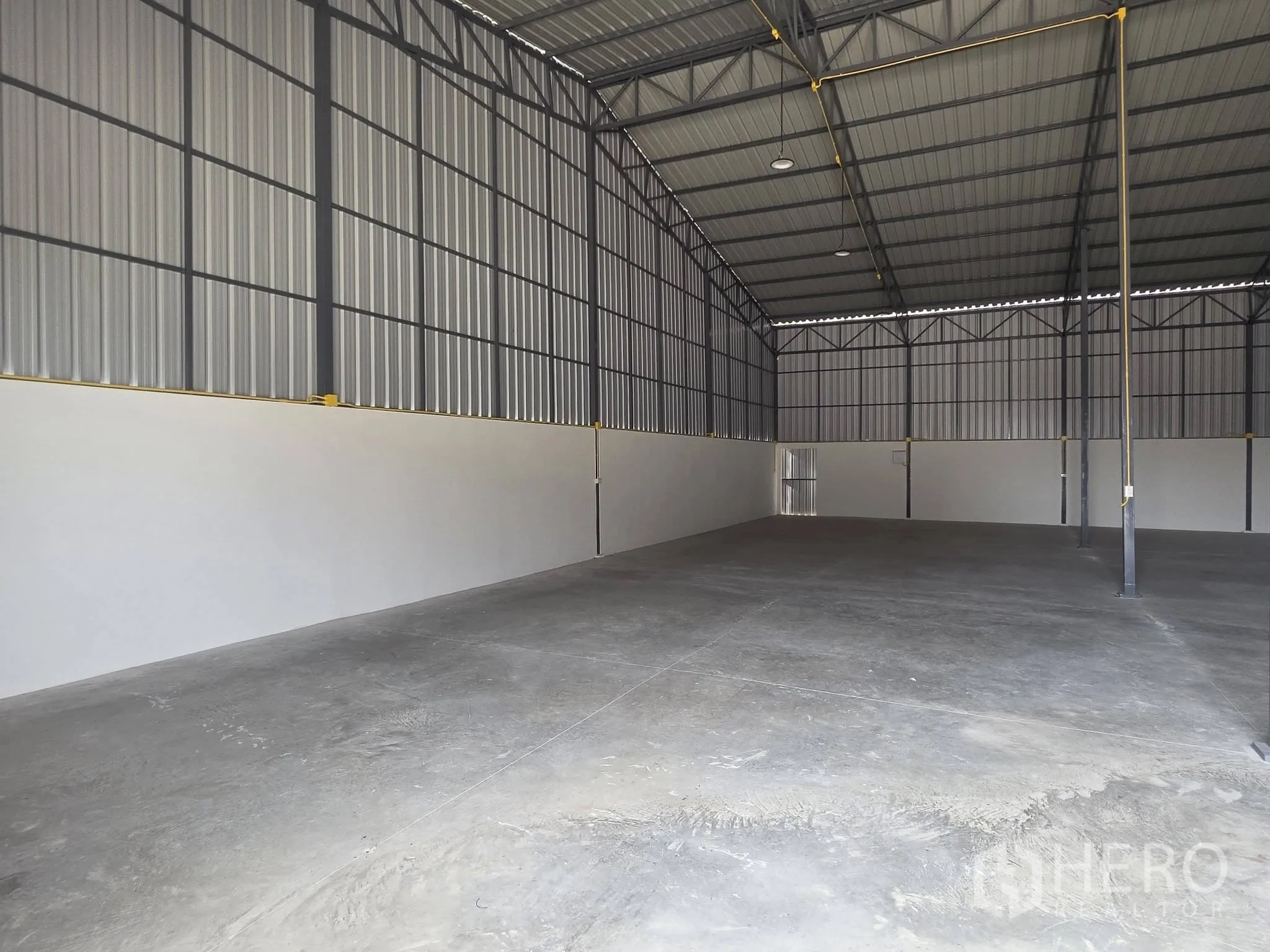 โกดัง for rent in Mueang Samut Prakan, Samut Prakan - อ่าวภายในกว้าง ผนังสูง โครงสร้างเหล็ก เหมาะใช้งานเก็บสินค้า