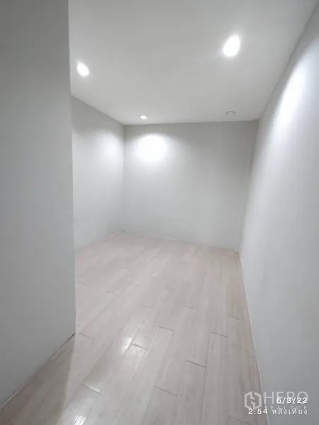 零售空间 出租在Phaya Thai, Bangkok - 紧凑的内室，筒灯照明与浅木地板。