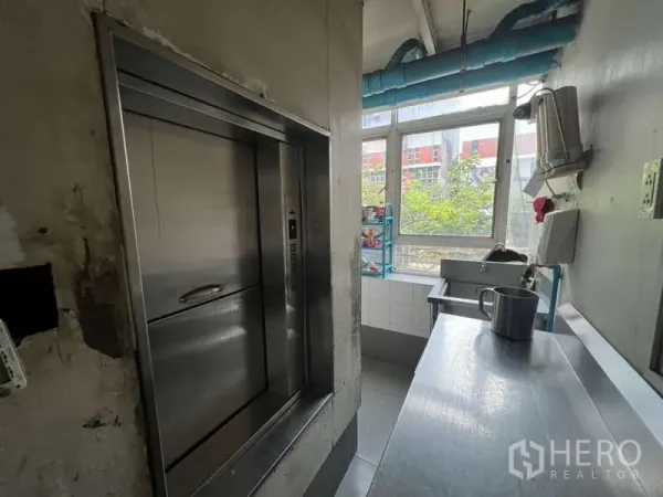 店屋 出租或出售在Khlong Toei, Bangkok - 不锈钢食梯旁的备餐台与采光窗