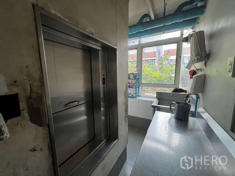 店屋 出租或出售在Khlong Toei, Bangkok - 不锈钢食梯旁的备餐台与采光窗
