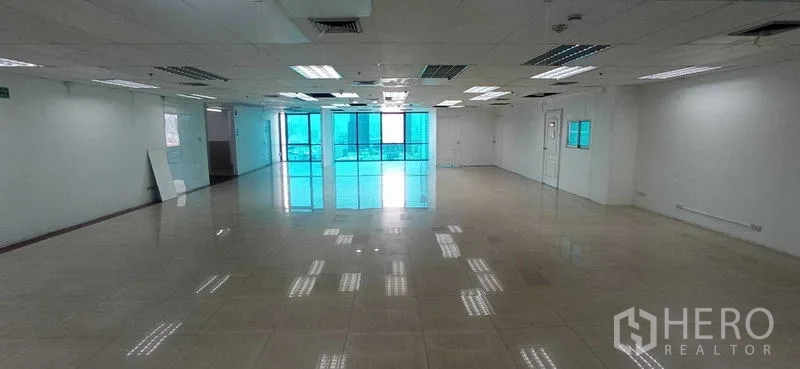 办公空间 出租在Huai Khwang, Bangkok - 宽敞未配家具的办公室，众多天花灯板，尽端设有窗户。