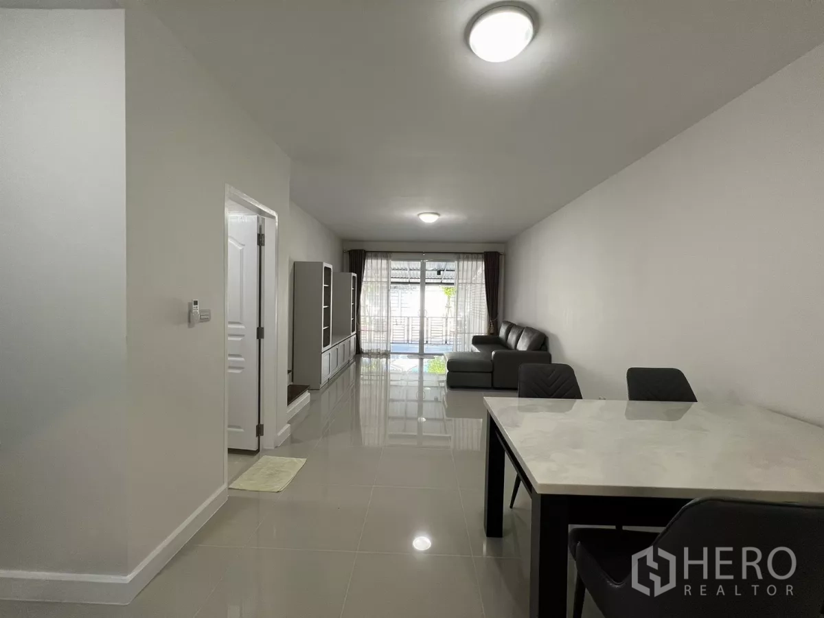 Townhouse for rent in Bang Kapi, Bangkok - View from dining to front living room and terrace.