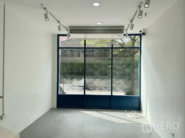 พื้นที่ขายปลีก ให้เช่า - ห้องด้านหน้าพร้อมกระจกเต็มบาน เครื่องปรับอากาศแขวน และสปอตไลท์บนเพดาน